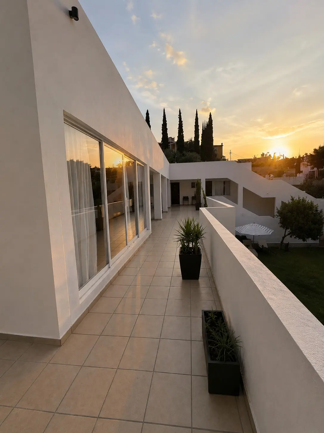 Pasillo al atardecer